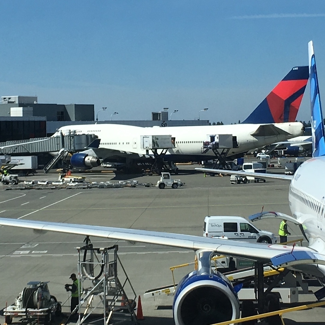 Delta 747-400 at the gate