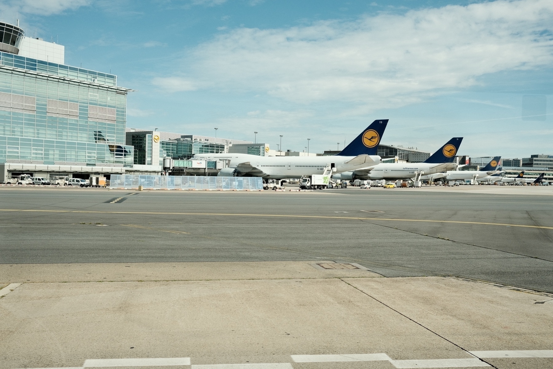 Aircraft at Frankfurt terminals