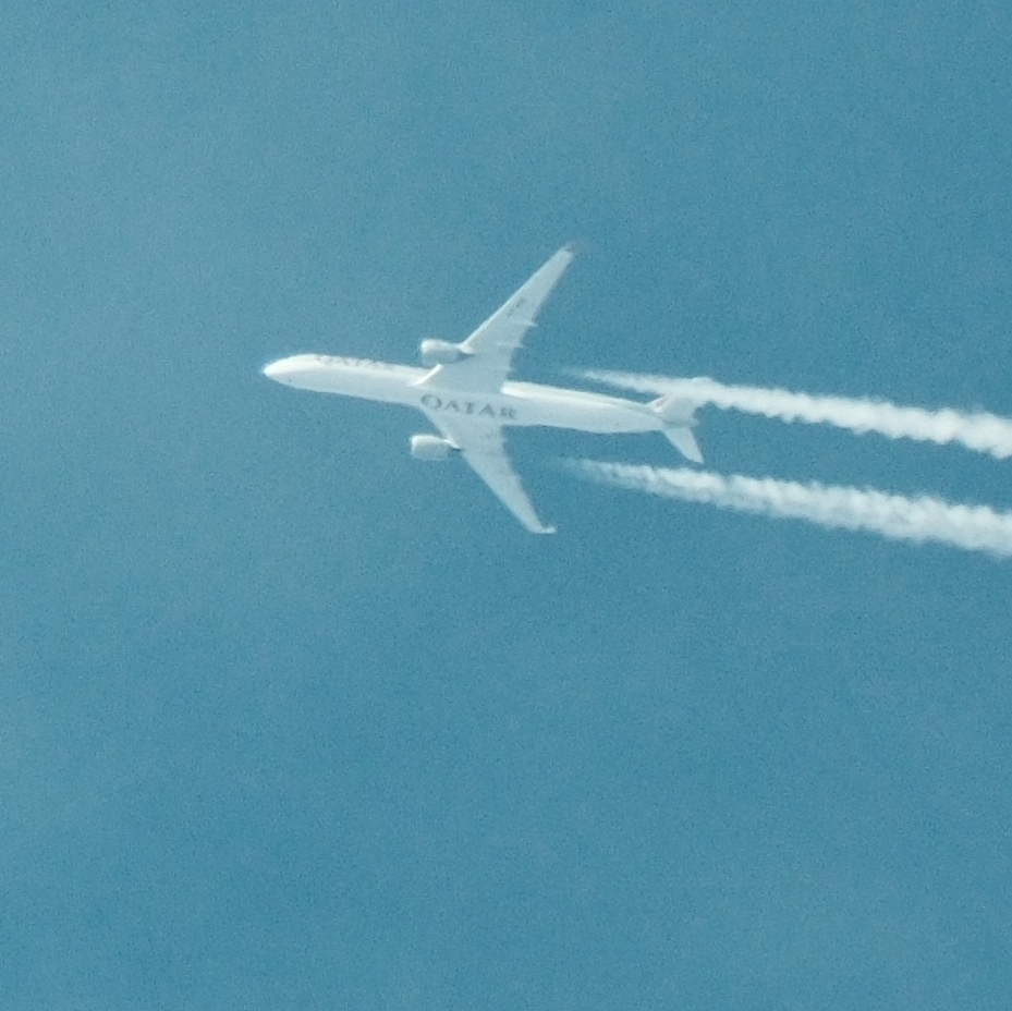 Qatar A350-1000 flyover with contrails