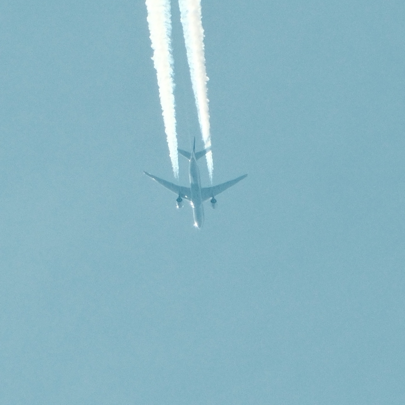 United 777-200 flyover with contrails